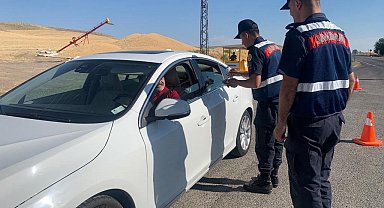 Jandarmadan hem denetim hem şeker ikramı