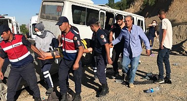 Tarım İşçilerini Taşıyan Minibüs Kaza Yaptı: 1'i Ağır 17 Yaralı