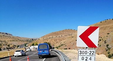 Malatya'da saman yüklü kamyon devrildi: 1 ölü