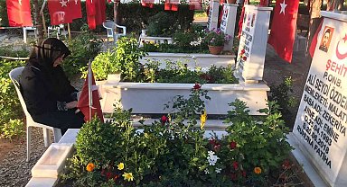 Malatya şehitliğinde hüzünlü bayramlaşma