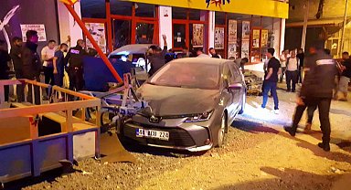 Otomobil markete daldı: 2 yaralı