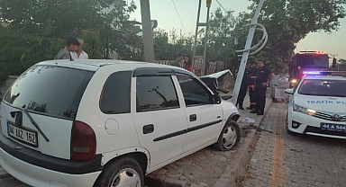 Otomobil park halindeki araca çarptı: 1 yaralı