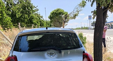 Yoldan çıkan otomobil ağaca çarptı: 4 yaralı