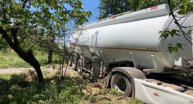 Yoldan çıkan tanker kayısı bahçesine girdi