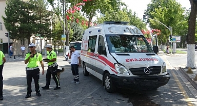 Ambulansla otomobil çarpıştı: 1 yaralı