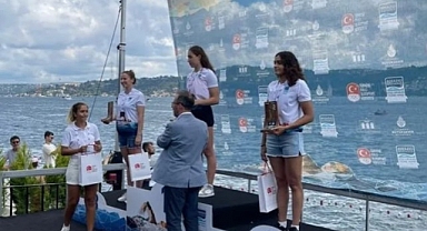 Burcu  Naz Narin Yüzmede Türkiye Şampiyonu Oldu