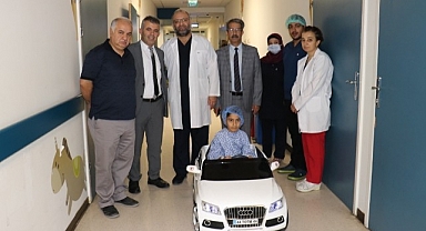 Çocuklar ameliyata akülü araba ile gidiyor