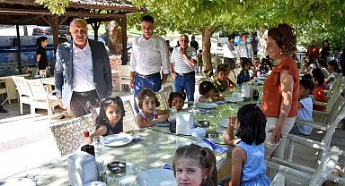 Çocuklar kahvaltıda bir araya gelip eğlendi