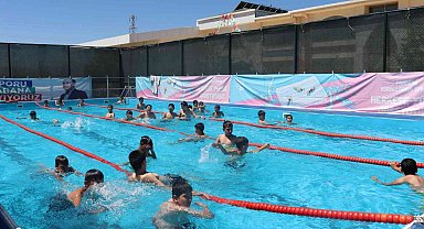 Çocuklar, portatif havuzla hem yüzme öğreniyor hem de serinliyor