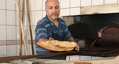 Fırıncıların 400 derece ateşin karşısında ekmek mücadelesi