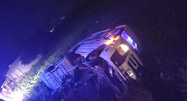 Kayısı işçilerini taşıyan minibüs devrildi: 14 yaralı 