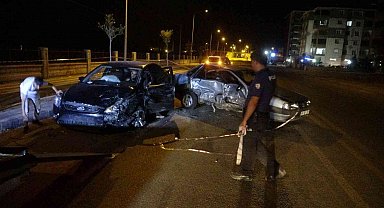 Lastiği patlayan otomobil karşı şeride geçti: 3 yaralı