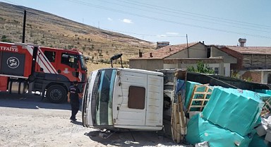 Malatya'da Malzeme Yüklü Kamyon Yan Yattı: 1 Yaralı