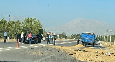 Malatya-Elbistan Karayolunda Otomobil Römorka Arkadan Çarptı: 4 yaralı