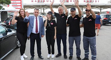 Dönüş yolundaki gurbetçilere kuruyemiş ikramı