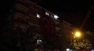 Malatyalı şehidin evine dev Türk bayrağı asıldı