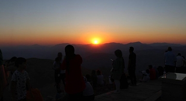 Nemrut Dağı'nda hafta sonu turist yoğunluğu yaşandı