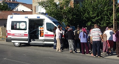 Otomobil ile çarpışan hafif ticari araç tarlaya uçtu