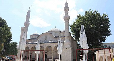 Yeni Cami Avlusundaki Beton Bloklar Kaldırıldı