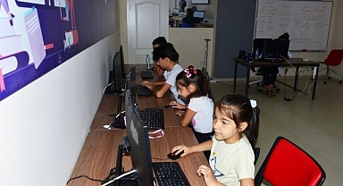 Yeşilyurt'ta çocuklara robotik kodlama öğretiliyor