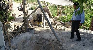 Asırlık Elle Su Kuyusu Açma Geleneğini Sürdürüyorlar