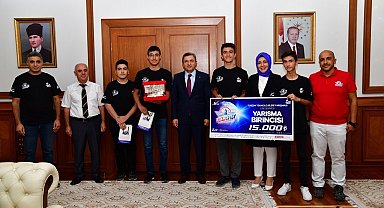 Başarılı öğrencilere Vali Şahin'den hediye