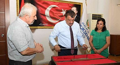 Başkan Gürkan'a kılıç hediyesi