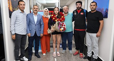 Dünya 3.'sü Belemir Almira Dede Çiçeklerle Karşılandı 