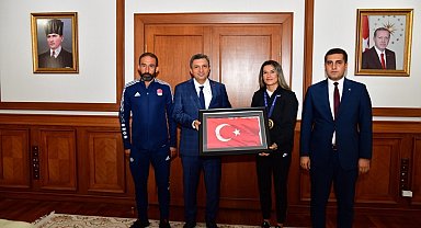Dünya Kadınlar Boks Şampiyonu sporcuya Vali Şahin'den hediye