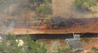Ev Yangını Bitişik Evlere Sıçramadan Söndürüldü