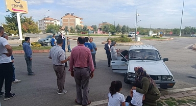 Hafif ticari araçla otomobil çarpıştı: 1 yaralı