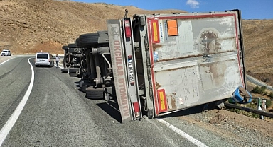 İzolasyon malzemesi yüklü tır devrildi