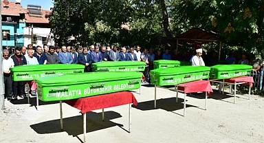 Malatya'daki trafik kazasında hayatını kaybedenler toprağa verildi 