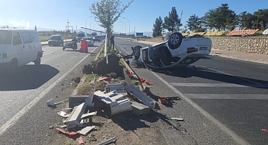 Refüje çarpıp aydınlatma direğini yerinden söktü: 2 yaralı