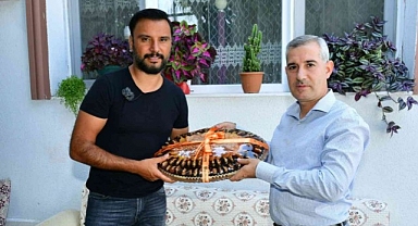 Sanatçı Alişan, Malatya'da dut pestiline hayran kaldı