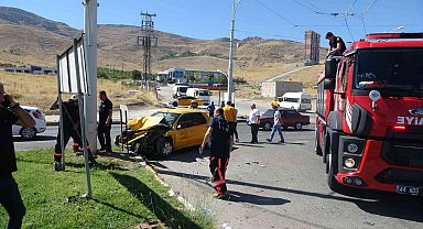 Temizlik aracı ile otomobil çarpıştı: 4 yaralı