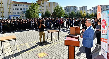 Başkan Çınar, öğrencilerin proje tanıtım etkinliğine katıldı