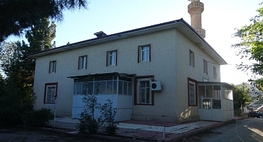 Depremle ortaya çıkan ve ibadete kapatılan tarihi caminin akıbeti belirsiz