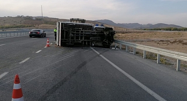 Devrilen kamyonun sürücüsü yaralandı