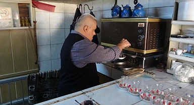 Down sendromlu çaycı, esnafın neşe kaynağı