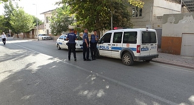 Husumetlisini sırtından bıçakladı