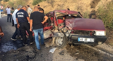 Kamyonetle otomobil çarpıştı: 1 ölü, 4 yaralı