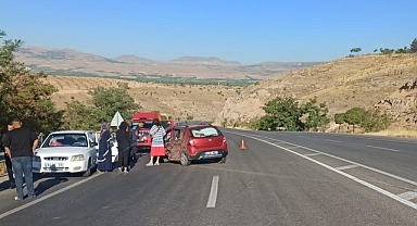 Karşı şeride geçen araç otomobille çarpıştı: 3 yaralı