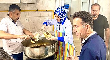 Milli eğitim Müdürü öğrenciler için önlük giydi