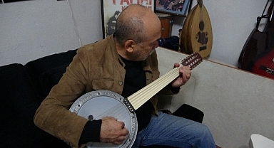 Muhasebe Öğretmeni, hem çalıyor hem söylüyor hem öğretiyor