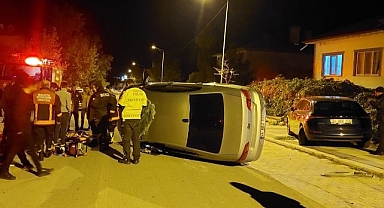 Park halinde araca çarpan otomobil yan yattı: 4 yaralı