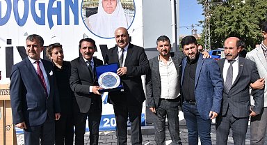 Sanatçı Latif Doğan'dan annesi adına taziye evi