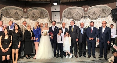 Siyaset dünyasını buluşturan düğün