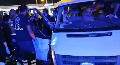 Tır ile minibüs çarpıştı: 4 yaralı