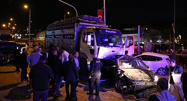 Çanakkale'de Kamyon Kırmızı Işıkta Duran Araçlara Çarptı: 9 Yaralı